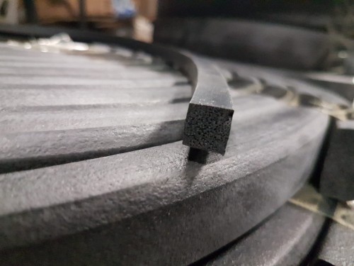Uszczelka o wymiarach 18 na 18 mm. Wykonana z czarnej mikro gumy EPDM. Guma porowata nie chłonie wody i nadaje się zarówno na uszczelki jak i podkładki. Producent Stomil Sanok. Dystrybucja Orion Gdynia