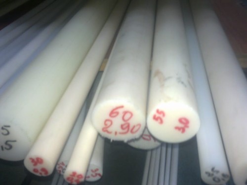 Pręt z poliamidu PA 6 o średnicy fi 25 mm. Wałek wykonany z boramidu w kolorze kość słoniowa. Odcinek 1 metr. Dystrybucja ORION GDYNIA