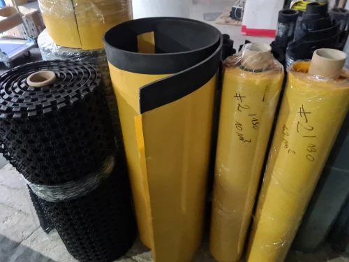 Płyta mikro porowata z gumy EPDM o grubości 10 mm z klejem. Czarna miękka płyta izolująca. Zastosowanie podkładka przekładka izolator separator dystans . Dystrybucja ORION GDYNIA