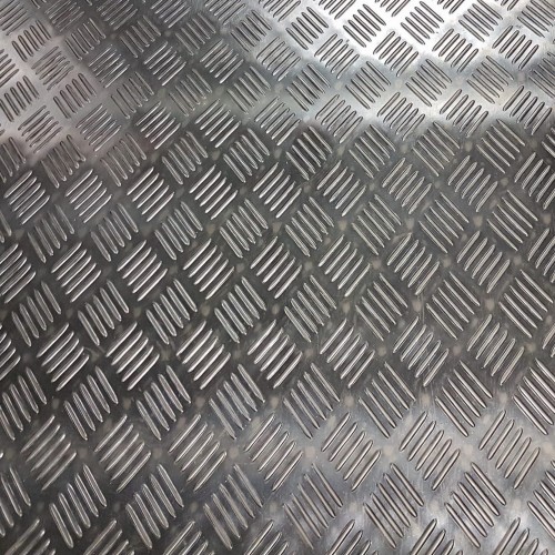 Płyta gumowa antypoślizgowa o grubości 3 mm. Strona wierzchnia - antypoślizgowa odcisk blachy aluminiowej kosta łezka checker. Kolor czarny. Szerokość rolki 1200 mm. Maksymalna długość rolki to 10 metrów. Dystrybucja ORION GDYNIA