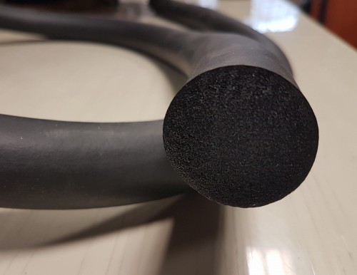 ORING SZNUR ORINGOWY FI 6 MM. PROFIL WYKONANY Z MIĘKKIEJ CZARNEJ GUMY EPDM O ŚREDNICY DN 6. USZCZELKA OKRĄGŁA DO DRZWI OKNA WŁAZU. PRODUCENT STOMIL SANOK. DYSTRYBUCJA ORION GDYNIA