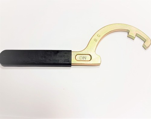 Klucz  strażacki pożarniczy DIN BC  do łączników i nasad 52 i 75 wykonany z ocynkowanej blachy o grubości ok 4 mm zabezpieczona rączka nakładką z PCV. Dystrybucja ORION GDYNIA